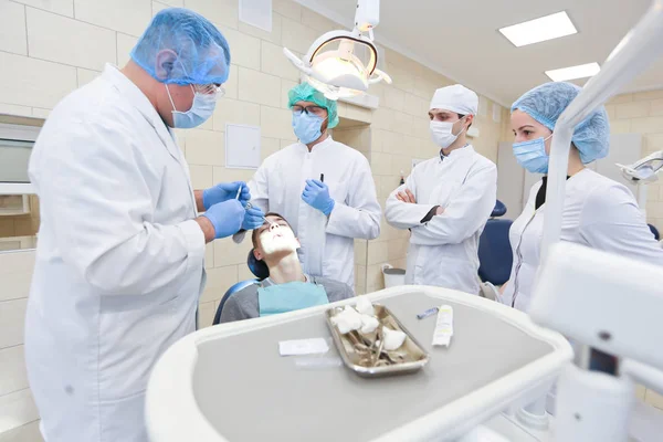 Estudantes que praticam odontologia em manequins médicos em uma instituição de ensino ou universidade — Fotografia de Stock