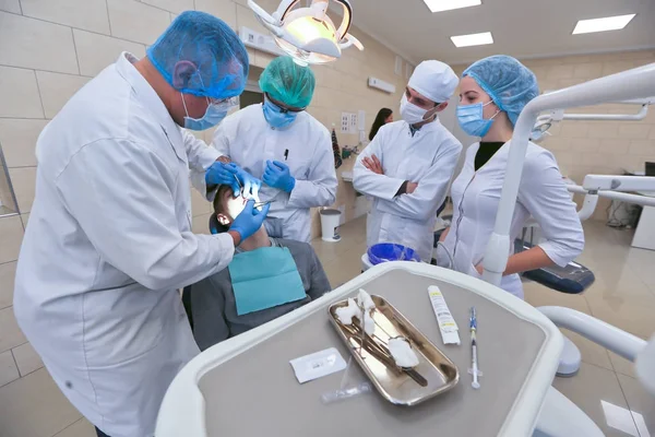 Estudantes que praticam odontologia em manequins médicos em uma instituição de ensino ou universidade — Fotografia de Stock