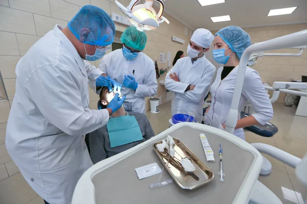 Öğrenciler öğretim tesis veya Üniversitesi diş hekimliği tıbbi mankenleri üzerinde pratik