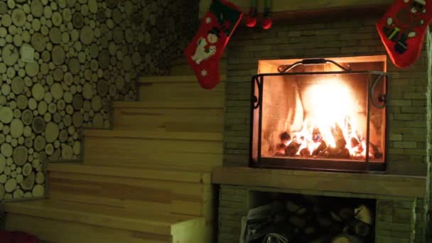 Chimenea Con Decoraciones Navideñas Leña Arde Chimenea — Vídeos de Stock