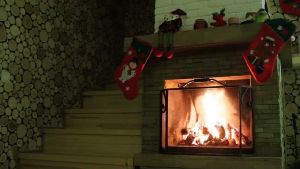 クリスマスの装飾と暖炉 暖炉の薪が燃えてください — ストック動画