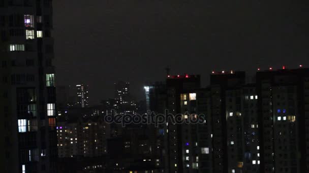 Janelas Telhado Uma Casa Vários Andares Noite Ligar Desligar Luz — Vídeo de Stock