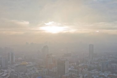 Kış günbatımı şehri.