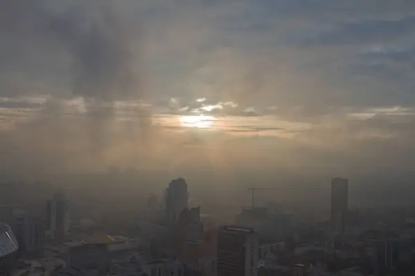 Zimní slunce nad městem. — Stock fotografie