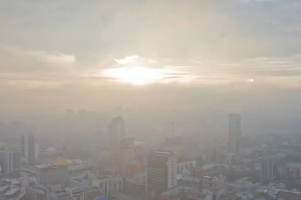 Pôr do sol de inverno sobre a cidade. — Fotografia de Stock