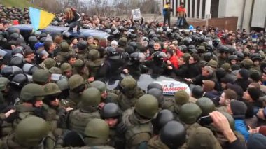Ukrayna. Kiev. 5 Aralık 2017. güç karşı isyanlar. İnsanlar polisle çarpışmalar. Saakaşvili gözaltı karşı protesto