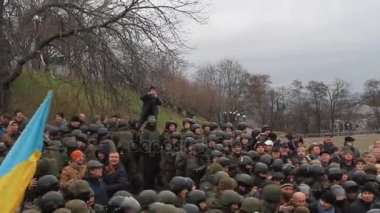 Ukrayna. Kiev. 5 Aralık 2017. güç karşı isyanlar. İnsanlar polisle çarpışmalar. Saakaşvili gözaltı karşı protesto.
