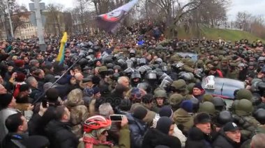 Ukrayna. Kiev. 5 Aralık 2017. güç karşı isyanlar. İnsanlar polisle çarpışmalar. Saakaşvili gözaltı karşı protesto.