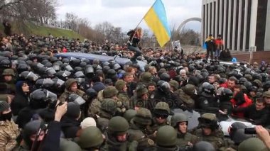 Ukrayna. Kiev. 5 Aralık 2017. güç karşı isyanlar. İnsanlar polisle çarpışmalar. Saakaşvili gözaltı karşı protesto.