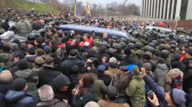 Ukrayna. Kiev. 5 Aralık 2017. güç karşı isyanlar. İnsanlar polisle çarpışmalar. Saakaşvili gözaltı karşı protesto.