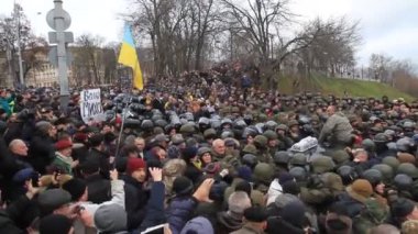 Ukrayna. Kiev. 5 Aralık 2017. güç karşı isyanlar. İnsanlar polisle çarpışmalar. Saakaşvili gözaltı karşı protesto.