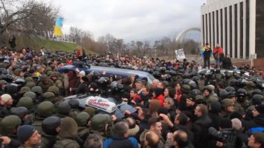 Ukrayna. Kiev. 5 Aralık 2017. güç karşı isyanlar. İnsanlar polisle çarpışmalar. Saakaşvili gözaltı karşı protesto.
