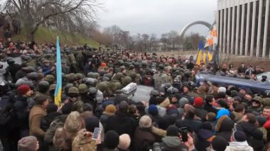 Ukrayna. Kiev. 5 Aralık 2017. güç karşı isyanlar. İnsanlar polisle çarpışmalar. Saakaşvili gözaltı karşı protesto.