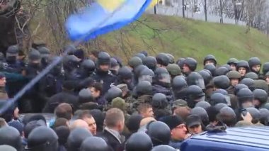 Ukrayna. Kiev. 5 Aralık 2017. güç karşı isyanlar. İnsanlar polisle çarpışmalar. Saakaşvili gözaltı karşı protesto.