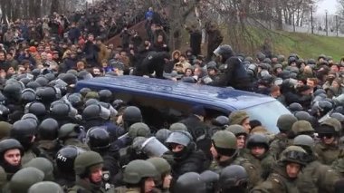 Ukrayna. Kiev. 5 Aralık 2017. güç karşı isyanlar. İnsanlar polisle çarpışmalar. Saakaşvili gözaltı karşı protesto.