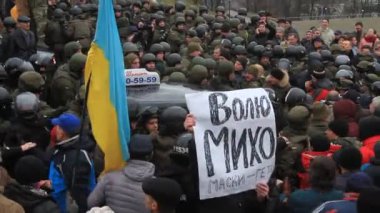 Ukrayna. Kiev. 5 Aralık 2017. güç karşı isyanlar. İnsanlar polisle çarpışmalar. Saakaşvili gözaltı karşı protesto.