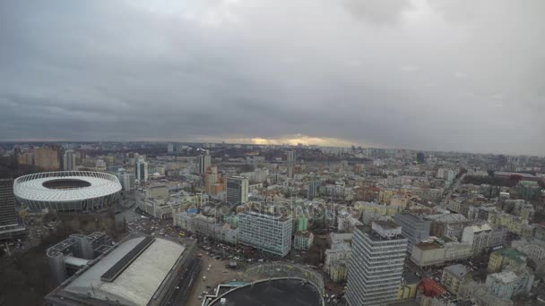 Die Wolken Ziehen Über Die Stadt Schnee Regen Wetter — Stockvideo