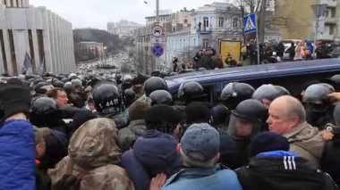 Ukrayna. Kiev. 5 Aralık 2017. güç karşı isyanlar. İnsanlar polisle çarpışmalar. Saakaşvili gözaltı karşı protesto.