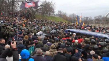 Ukrayna. Kiev. 5 Aralık 2017. güç karşı isyanlar. İnsanlar polisle çarpışmalar. Saakaşvili gözaltı karşı protesto.