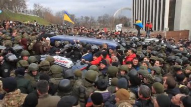 Ukrayna. Kiev. 5 Aralık 2017. güç karşı isyanlar. İnsanlar polisle çarpışmalar. Saakaşvili gözaltı karşı protesto.