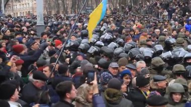 Ukrayna. Kiev. 5 Aralık 2017. güç karşı isyanlar. İnsanlar polisle çarpışmalar. Saakaşvili gözaltı karşı protesto.