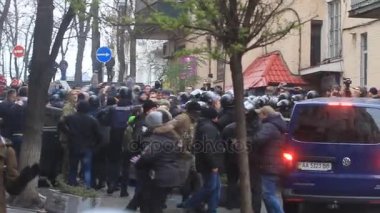 Ukrayna. Kiev. 5 Aralık 2017. güç karşı isyanlar. İnsanlar polisle çarpışmalar. Saakaşvili gözaltı karşı protesto.