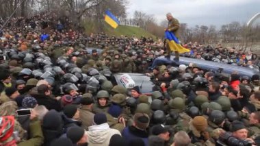 Ukrayna. Kiev. 5 Aralık 2017. güç karşı isyanlar. İnsanlar polisle çarpışmalar. Saakaşvili gözaltı karşı protesto.