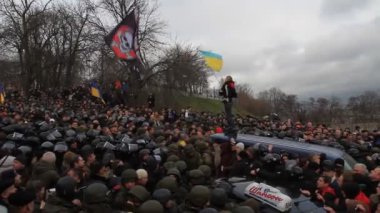 Ukrayna. Kiev. 5 Aralık 2017. güç karşı isyanlar. İnsanlar polisle çarpışmalar. Saakaşvili gözaltı karşı protesto.