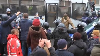 Ukrayna. Kiev. 5 Aralık 2017. güç karşı isyanlar. İnsanlar polisle çarpışmalar. Saakaşvili gözaltı karşı protesto.