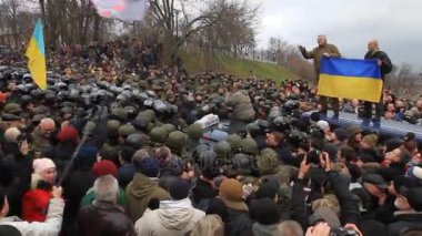 Ukrayna. Kiev. 5 Aralık 2017. güç karşı isyanlar. İnsanlar polisle çarpışmalar. Saakaşvili gözaltı karşı protesto.