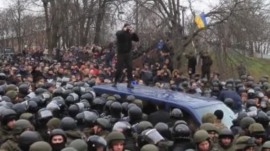 Ukrayna. Kiev. 5 Aralık 2017. güç karşı isyanlar. İnsanlar polisle çarpışmalar. Saakaşvili gözaltı karşı protesto.