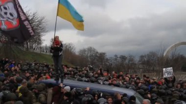 Ukrayna. Kiev. 5 Aralık 2017. güç karşı isyanlar. İnsanlar polisle çarpışmalar. Saakaşvili gözaltı karşı protesto.