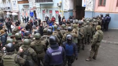 Ukrayna. Kiev. 5 Aralık 2017. güç karşı isyanlar. İnsanlar polisle çarpışmalar. Saakaşvili gözaltı karşı protesto.