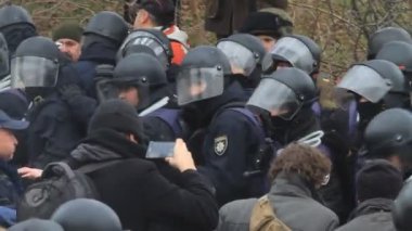 Ukrayna. Kiev. 5 Aralık 2017. güç karşı isyanlar. İnsanlar polisle çarpışmalar. Saakaşvili gözaltı karşı protesto.