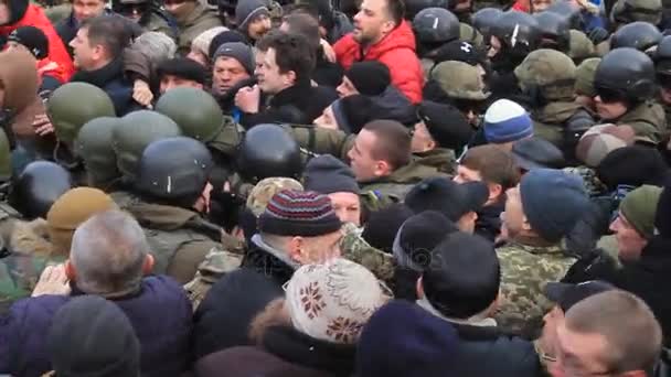 ウクライナ キエフ 2017 は力に反乱します 警察同士の衝突 サーカシヴィリの勾留に抗議します — ストック動画