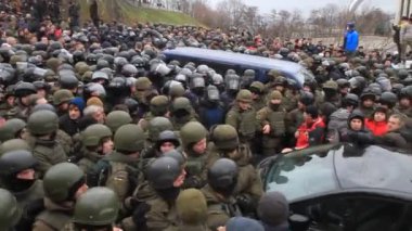 Ukrayna. Kiev. 5 Aralık 2017. güç karşı isyanlar. İnsanlar polisle çarpışmalar. Saakaşvili gözaltı karşı protesto.