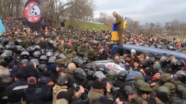 Ukrayna. Kiev. 5 Aralık 2017. güç karşı isyanlar. İnsanlar polisle çarpışmalar. Saakaşvili gözaltı karşı protesto.