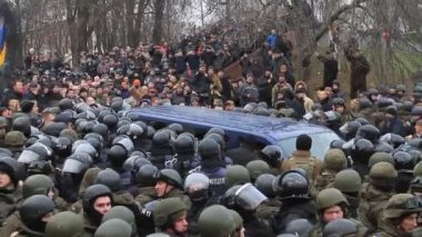 Ukrayna. Kiev. 5 Aralık 2017. güç karşı isyanlar. İnsanlar polisle çarpışmalar. Saakaşvili gözaltı karşı protesto.