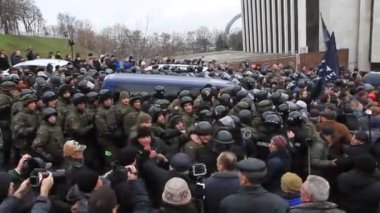 Ukrayna. Kiev. 5 Aralık 2017. güç karşı isyanlar. İnsanlar polisle çarpışmalar. Saakaşvili gözaltı karşı protesto.