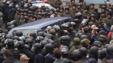 Ukrayna. Kiev. 5 Aralık 2017. güç karşı isyanlar. İnsanlar polisle çarpışmalar. Saakaşvili gözaltı karşı protesto.