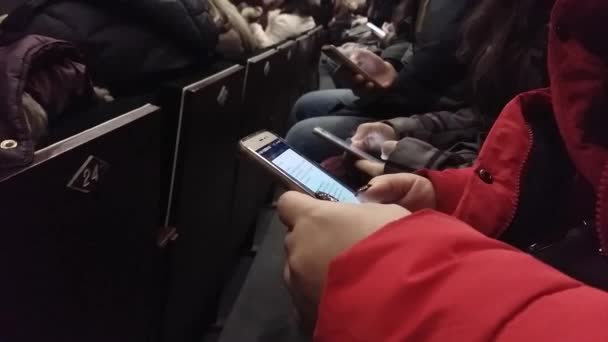 Kiev Febrero 2018 Ucrania Gente Mira Sus Teléfonos Móviles Antes — Vídeos de Stock