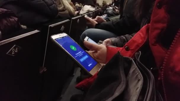 Киев Февраля 2018 Года Украина Люди Смотрят Свои Мобильные Телефоны — стоковое видео