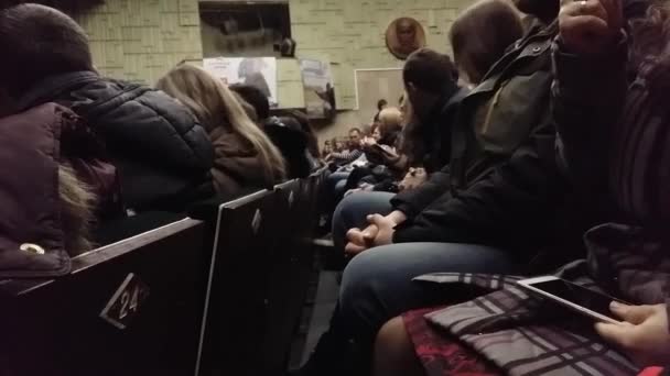 Київ Лютого 2018 Року Україна Люди Дивляться Свої Мобільні Телефони — стокове відео