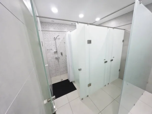 Interiér koupelny s sprchou a umyvadly v moderní kanceláři obchodního centra — Stock fotografie