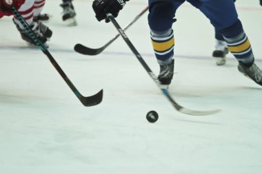 Buz, cin ve buz üzerinde sopa üzerinde kayma skates