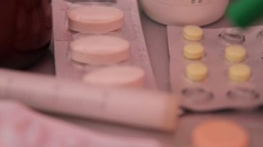 c vitamini tablet ve hap yığını termometre ile.