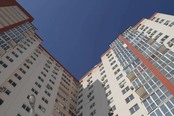 Modern daire - daire - balkon - windows - mavi gökyüzü bina — Stok fotoğraf