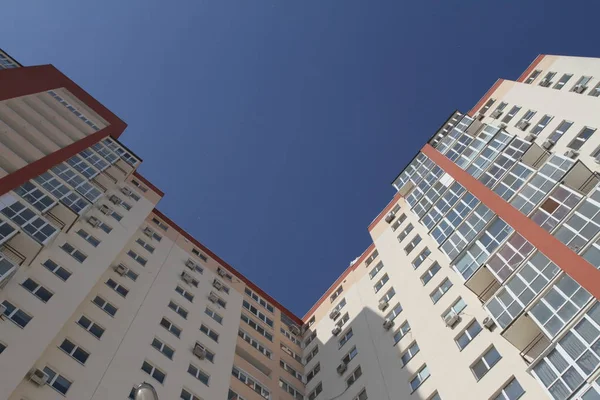 Modern daire - daire - balkon - windows - mavi gökyüzü bina — Stok fotoğraf