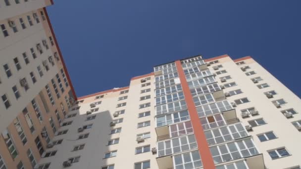Σύγχρονο Κτίριο Διαμερίσματα Πολυκατοικίες Μπαλκόνι Windows Μπλε Του Ουρανού — Αρχείο Βίντεο