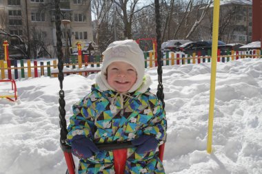 Kışın salıncak binen erkek bebek